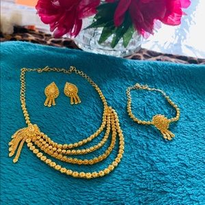 Necklace sets with bracket